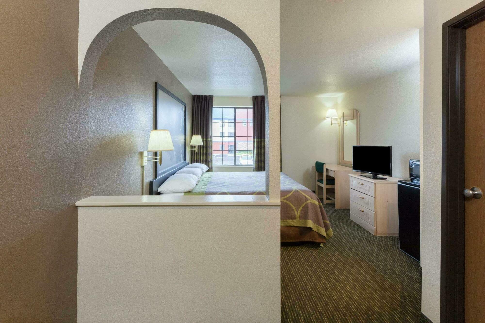 Super 8 By Wyndham Tulsa/Downtown/East Hotel Kültér fotó